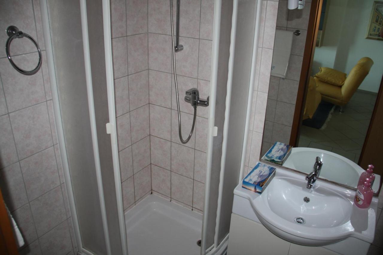 Vila Filipasic Apartment วีร์ ภายนอก รูปภาพ